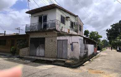 Imagem: A casa possui 3 Dormitórios, 2 Banheiros, 1 Vaga na garagem