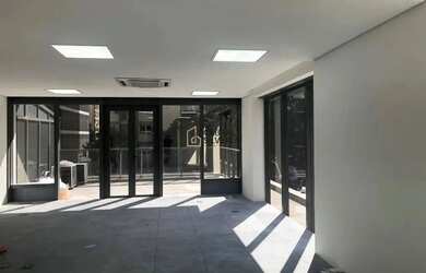 Imagem: O depósito possui 1 Vaga na garagem e 80m² de Área e está