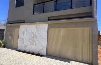 Imagem: A casa possui 3 Dormitórios, 3 Banheiros, 2 Vagas na garagem