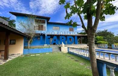 Imagem: A casa em condomínio possui 4 Dormitórios, 5 Banheiros e 500m²