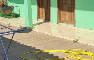 Imagem: A casa possui 3 Dormitórios, 1 Banheiro, 2 Vagas na garagem