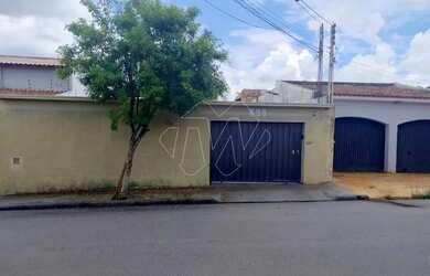 Imagem: A casa possui 1 Dormitório, 1 Banheiro, 3 Vagas na garagem