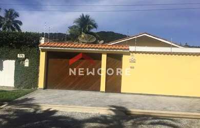 Imagem: A casa possui 3 Dormitórios, 3 Banheiros, 4 Vagas na garagem