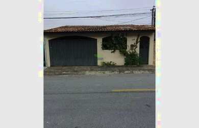 Imagem: A casa possui 4 Dormitórios, 1 Banheiro, 2 Vagas na garagem