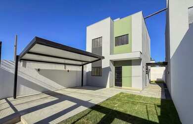 Imagem: A casa possui 3 Dormitórios, 3 Banheiros, 2 Vagas na garagem