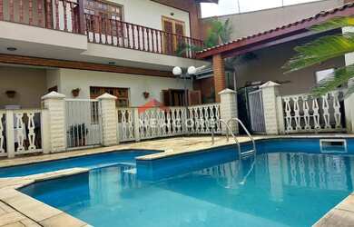 Imagem: A casa possui 4 Dormitórios, 5 Banheiros, 3 Vagas na garagem