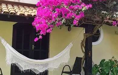 Imagem: A casa possui 3 Dormitórios, Acomodam 10 pessoas, 2 Vagas na