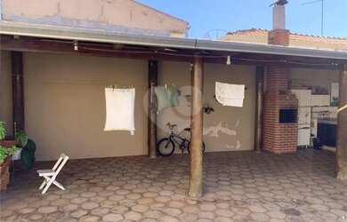 Imagem: A casa possui 3 Dormitórios, 2 Banheiros, 3 Vagas na garagem