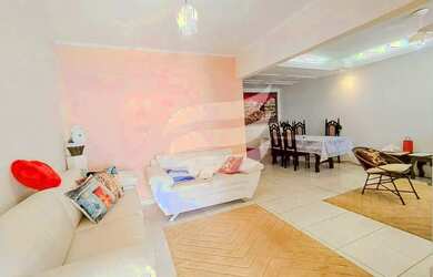 Imagem: A casa possui 4 Dormitórios, 3 Banheiros, 2 Vagas na garagem