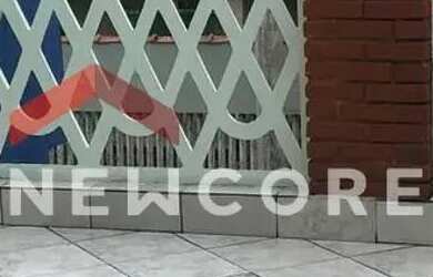 Imagem: A casa possui 4 Dormitórios, 2 Banheiros, 2 Vagas na garagem