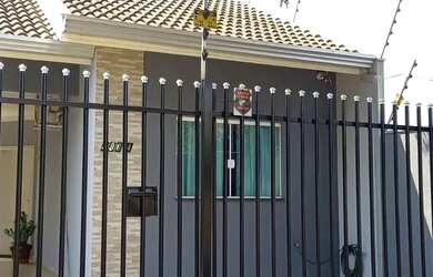 Imagem: A casa possui 3 Dormitórios, 2 Banheiros, 2 Vagas na garagem