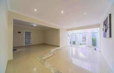 Imagem: A casa possui 3 Dormitórios, 4 Banheiros, 4 Vagas na garagem