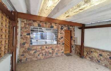 Imagem: A casa possui 2 Dormitórios, 2 Banheiros, 1 Vaga na garagem