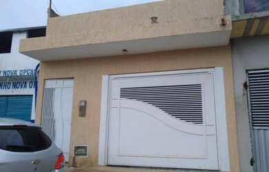 Imagem: A casa possui 3 Dormitórios, 2 Banheiros, 1 Vaga na garagem