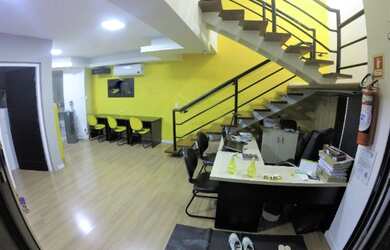 Imagem: O depósito possui 2 Vagas na garagem, 178m² de Área e está