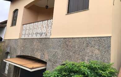 Imagem: A casa possui 4 Dormitórios, 5 Banheiros, 5 Vagas na garagem