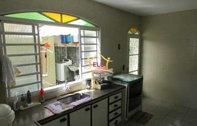 Imagem: A casa possui 4 Dormitórios, 4 Banheiros, 5 Vagas na garagem