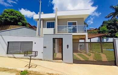 Imagem: A casa possui 3 Dormitórios, 3 Banheiros, 2 Vagas na garagem