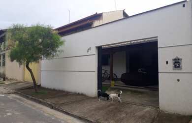 Imagem: A casa possui 2 Dormitórios, 1 Banheiro, 100m² de Área e