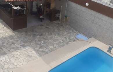 Imagem: A casa possui 2 Dormitórios, 1 Banheiro, 2 Vagas na garagem