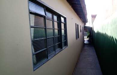 Imagem: A casa possui 4 Dormitórios, 3 Banheiros, 2 Vagas na garagem