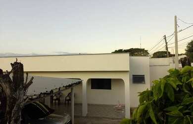 Imagem: A casa possui 2 Dormitórios, 2 Banheiros, 3 Vagas na garagem