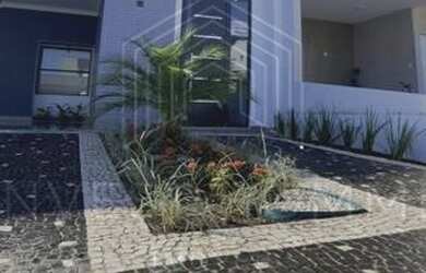 Imagem: A casa possui 3 Dormitórios, 3 Banheiros, 4 Vagas na garagem