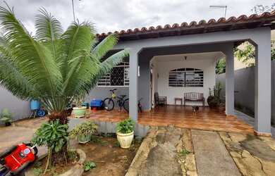 Imagem: A casa possui 3 Dormitórios, 2 Banheiros, 500m² de Área e