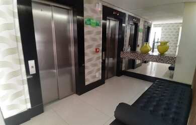 Imagem 4: 2 qtos 1 ste c/ varanda. Prédio com área de lazer, vizinho ao corredor...