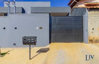 Imagem: A casa possui 3 Dormitórios, 2 Banheiros, 2 Vagas na garagem