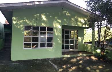 Imagem: A casa possui 2 Dormitórios, 1 Banheiro, 2 Vagas na garagem