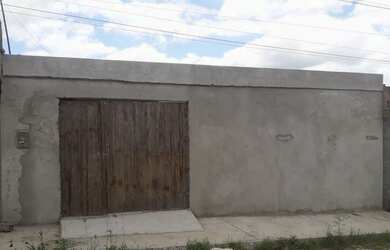 Imagem: A casa possui 2 Dormitórios, 1 Banheiro, 2 Vagas na garagem