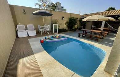 Imagem: A casa possui 3 Dormitórios, 2 Banheiros, 2 Vagas na garagem