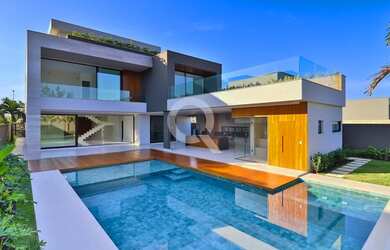 Imagem: A casa em condomínio possui 5 Dormitórios, 5 Banheiros e 820m²