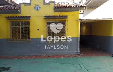 Imagem: A casa possui 3 Dormitórios, 2 Banheiros, 1 Vaga na garagem