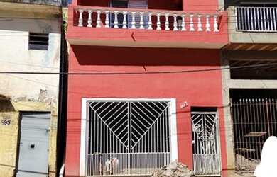 Imagem: A casa possui 3 Dormitórios, 3 Banheiros, 1 Vaga na garagem