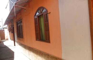 Imagem: A casa possui 2 Dormitórios, 1 Banheiro, 1 Vaga na garagem