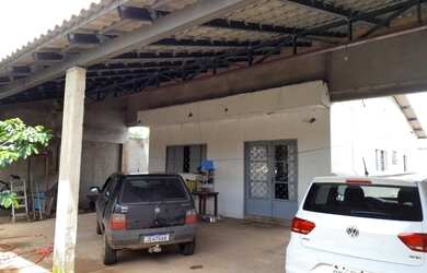 Imagem: A casa possui 4 Dormitórios, 2 Banheiros, 3 Vagas na garagem