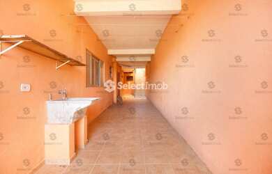 Imagem: A casa possui 3 Dormitórios, 1 Banheiro, 1 Vaga na garagem