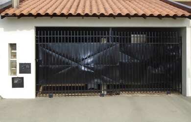 Imagem: A casa possui 1 Dormitório, 1 Banheiro, 1 Vaga na garagem