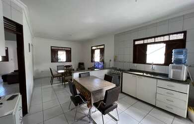 Imagem: A casa possui 3 Dormitórios, 3 Banheiros, 4 Vagas na garagem