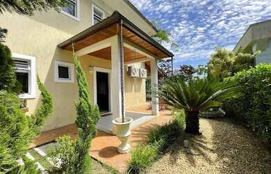 Imagem: A casa possui 4 Dormitórios, 5 Banheiros, 3 Vagas na garagem