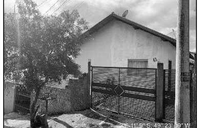 Imagem: A casa possui 3 Dormitórios, 1 Banheiro, 1 Vaga na garagem