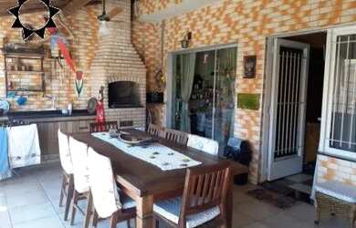 Imagem: A casa possui 3 Dormitórios, 2 Banheiros, 4 Vagas na garagem