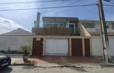 Imagem: A casa possui 3 Dormitórios, 1 Banheiro, 2 Vagas na garagem