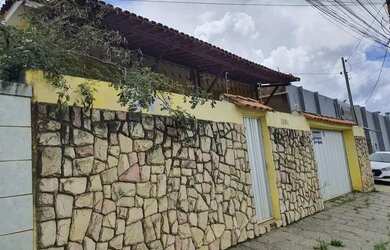 Imagem: A casa possui 3 Dormitórios, 5 Banheiros, 2 Vagas na garagem