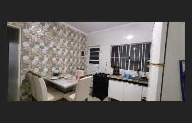 Imagem: A casa possui 2 Dormitórios, 1 Banheiro, 2 Vagas na garagem