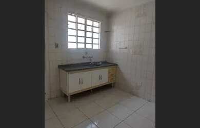 Imagem: A casa possui 2 Dormitórios, 1 Banheiro, 1 Vaga na garagem