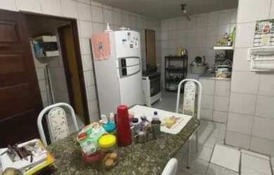 Imagem: A casa possui 3 Dormitórios, 1 Banheiro, 2 Vagas na garagem