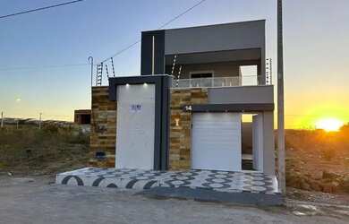 Imagem: A casa possui 3 Dormitórios, 3 Banheiros, 2 Vagas na garagem